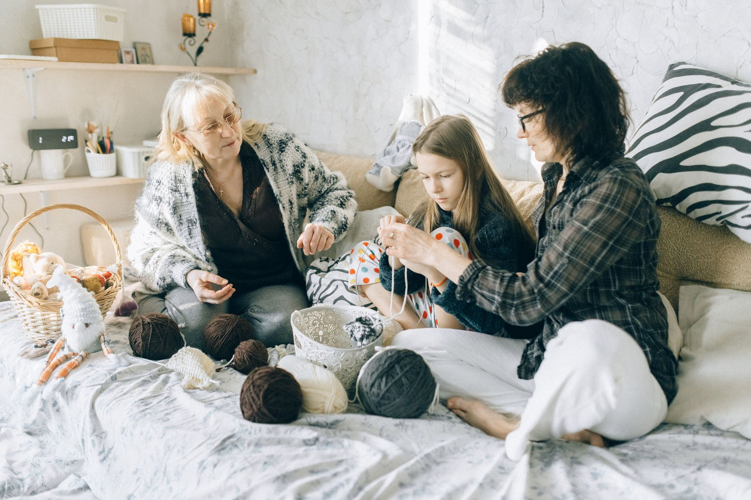 Three generations crocheting together at home - Caldova